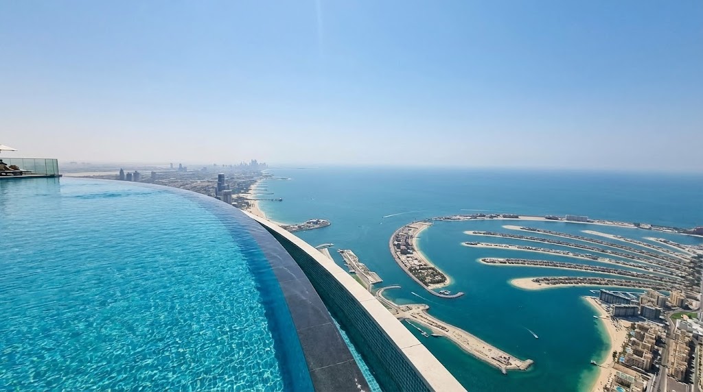 Басейн с видом на пальму Дубая