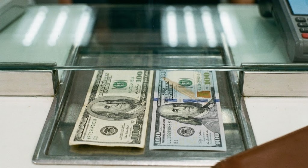 доллары в Дубае 