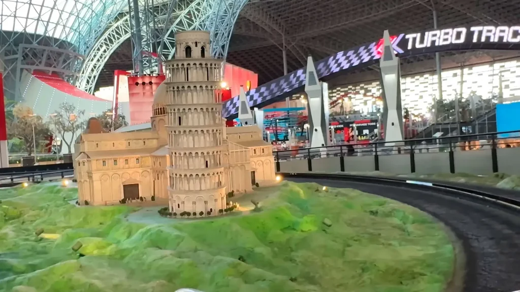 Чудеса мира в парке Феррари