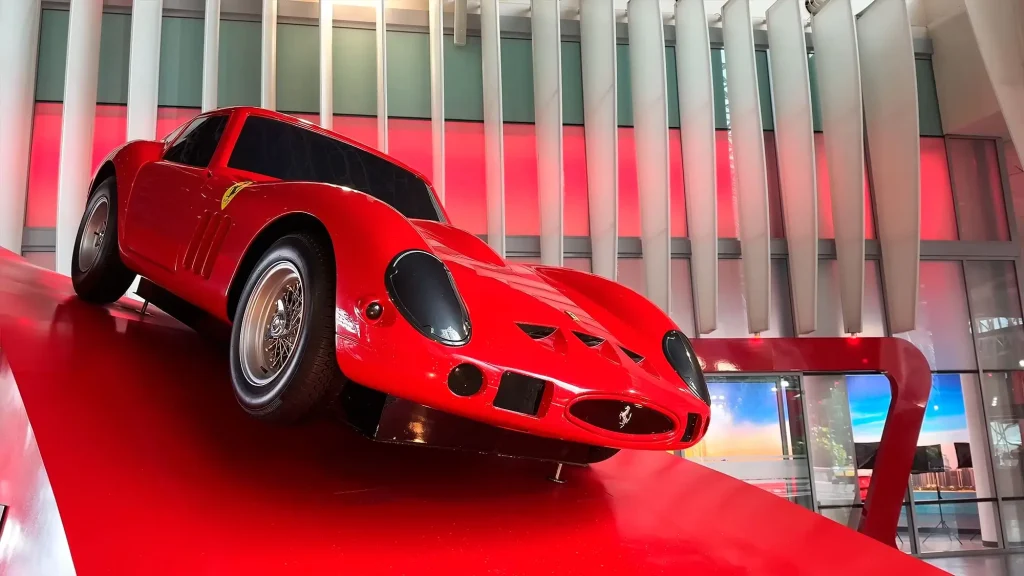 Красная Фреррари в лобби