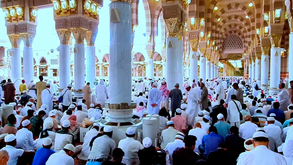 Верующие в мечети