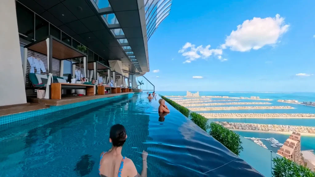 Дубайский бассейн