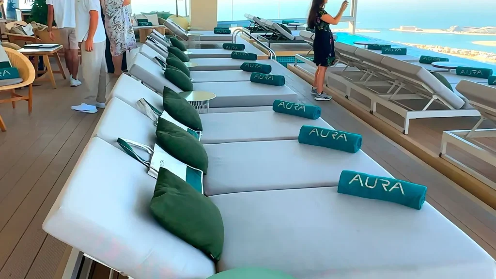 Лежаки в бассейне