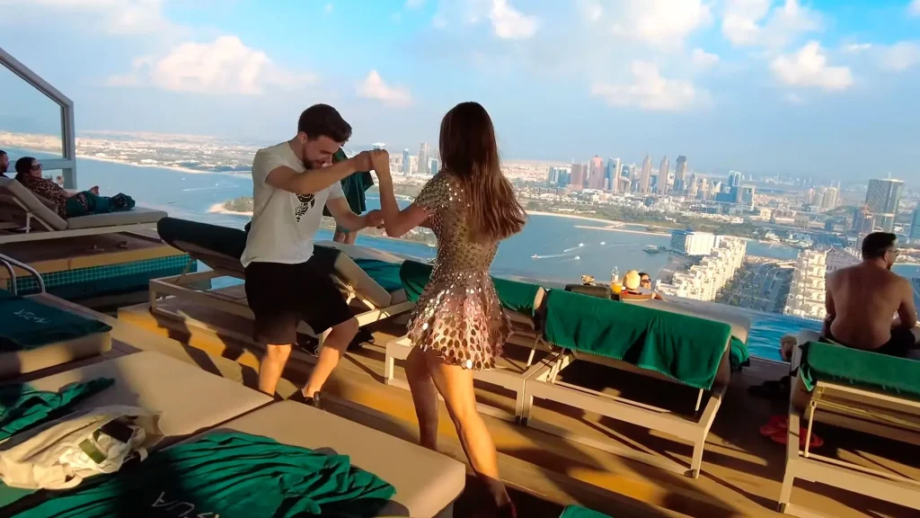 Развлекательная программа у бассейна