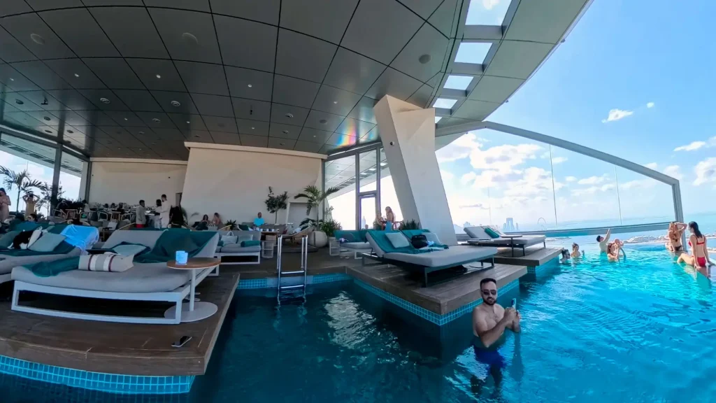 Бассейн с посетителями