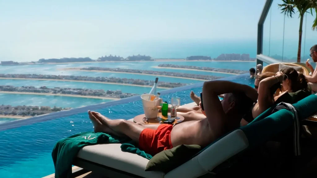 Лежаки Aura Skypool Dubai