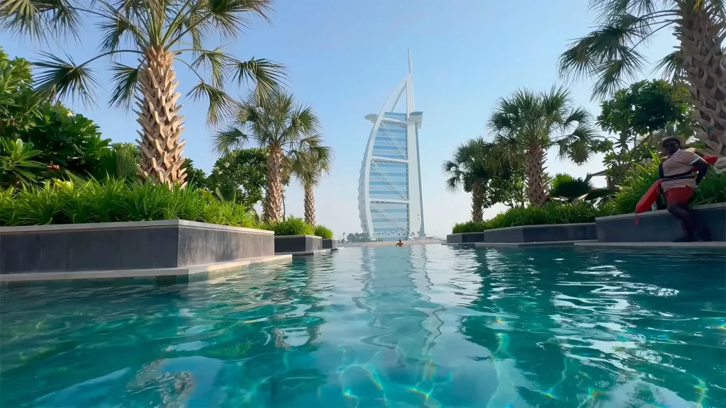 Бассейн в отеле