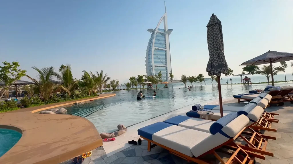 Отель с видом на Парус