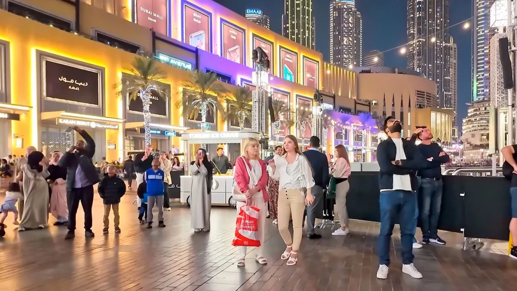 Толпа туристов в Дубаях