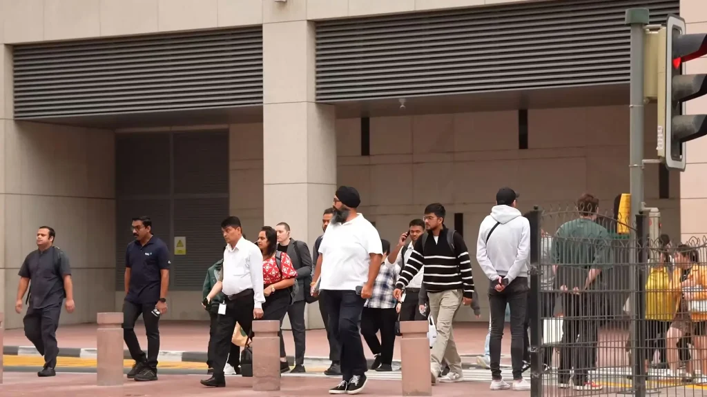 Люди на улицах Дубаи