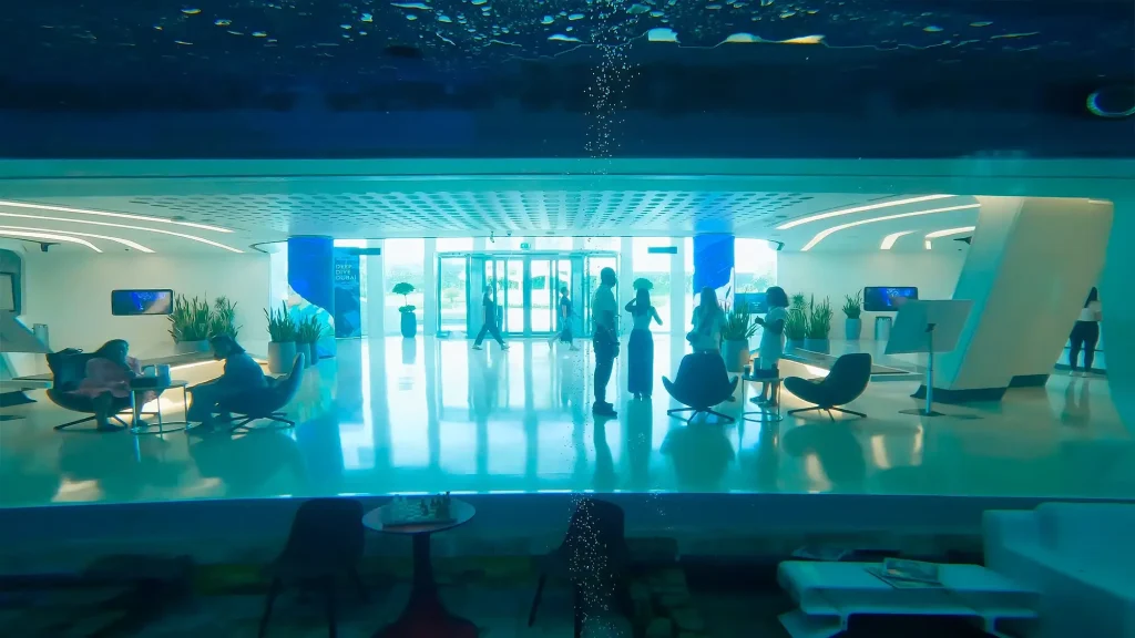 Deep dive Dubai за стеклом. Взгляд из бездны
