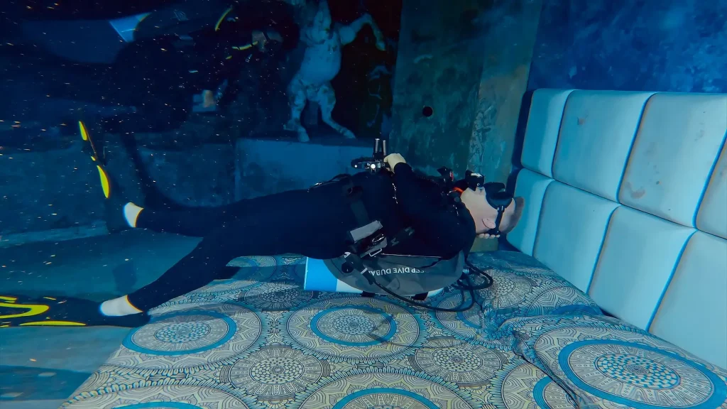 Кровать под водой Deep dive Dubai