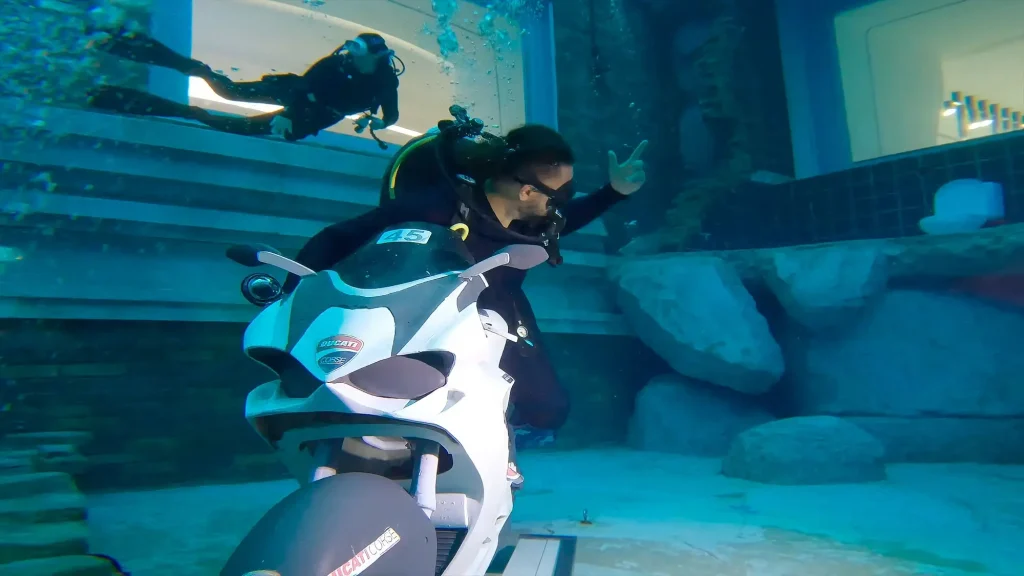 Гараж Deep dive Dubai