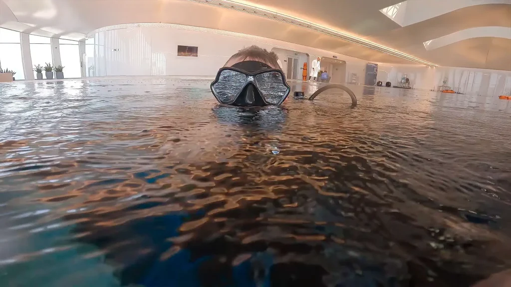 Дайвер в бассейне Дееп Дубай