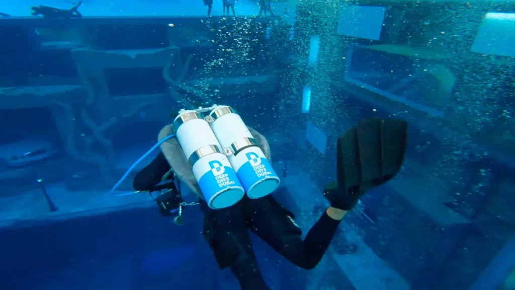 Дайвер на аттракционе Deep dive Dubai