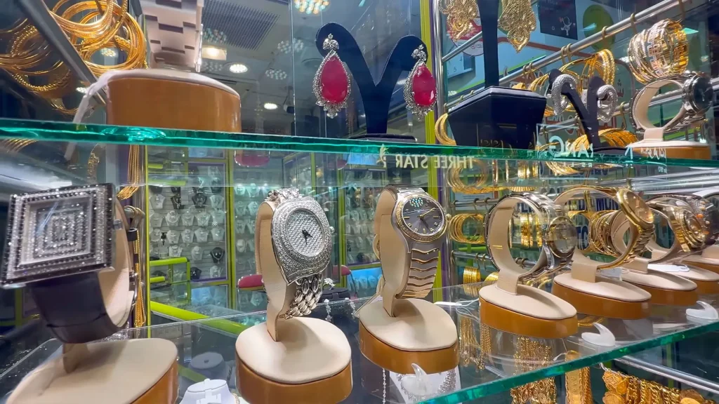 Золотые часы на рынке