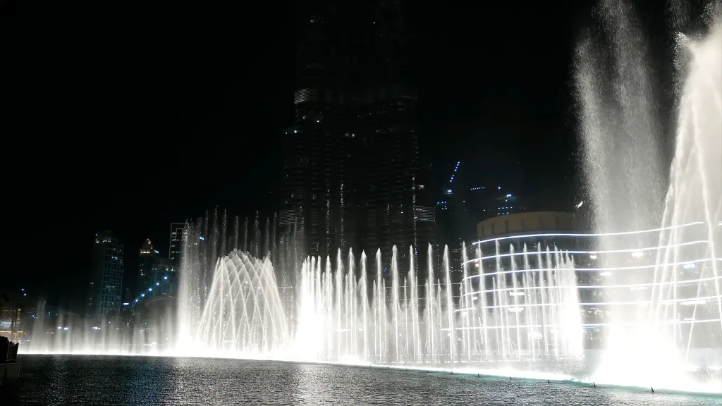 Самый большой фонтан Dubai Fountain