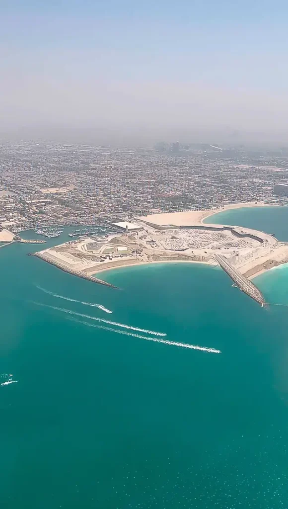 Морское побережье с высоты полета