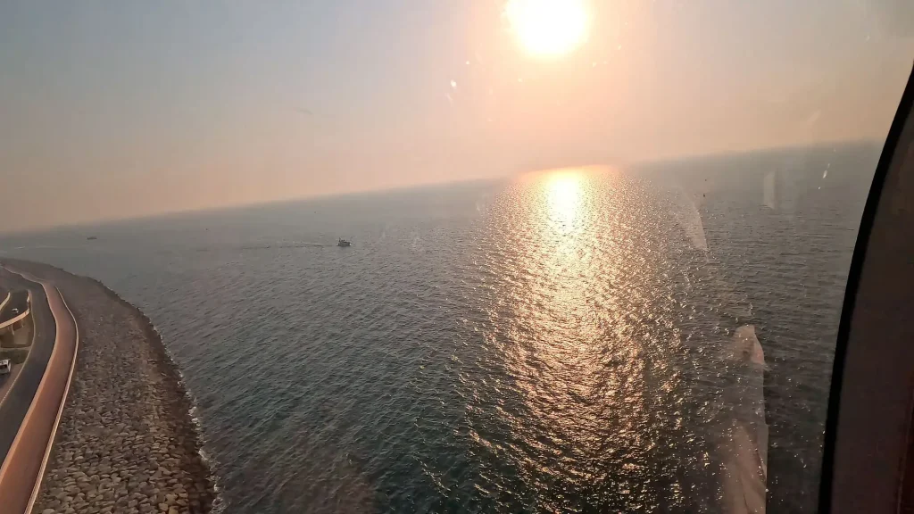 Солнце на закате над Дубаями