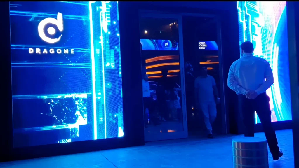  Вход в цирк La Perle