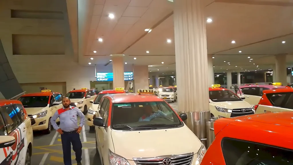 Бежевое такси в Дубаи