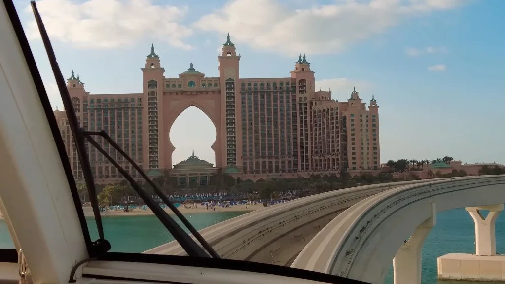 Отель Атлантис с вагона монорельса